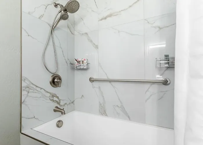 New On The Avenue 2bed 2bath Holiday home *